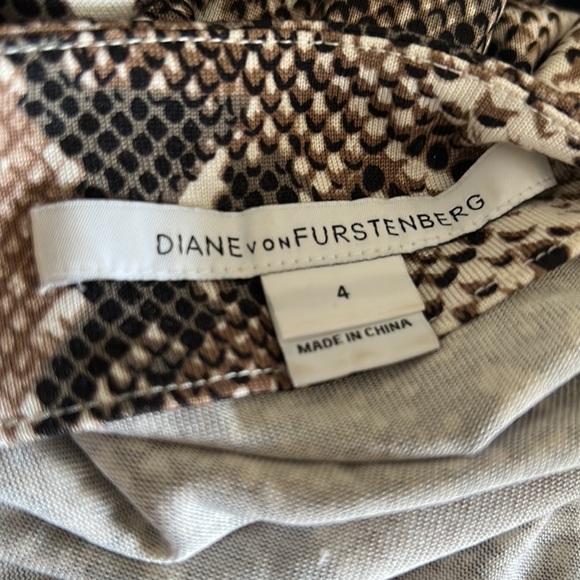 🎈HP🎈DVF 100% SILK Python Print Wrap Dress NWOT - Picture 8 of 8